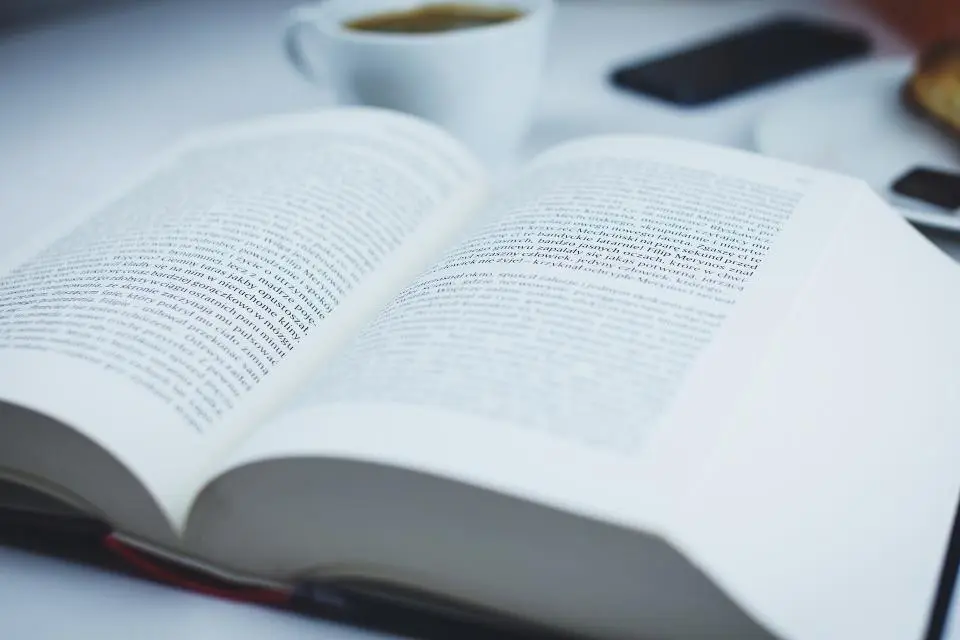 Libro abierto sobre una mesa